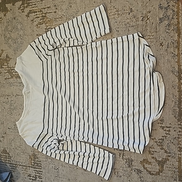 Bundle/ Chico's Women's shirts and a lightweight multicolored jacket - Picture 8 of 13